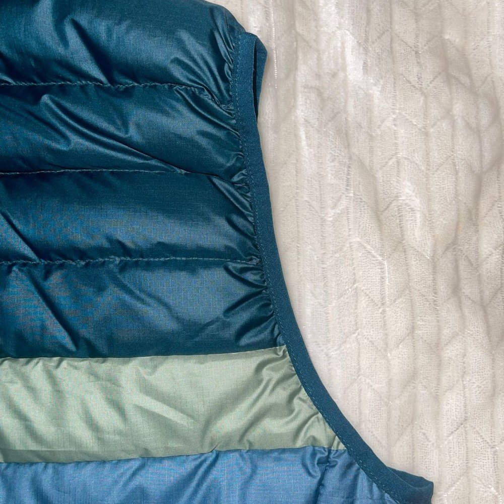 Patagonia Women's Vest in Teal and Sage - Picture 5 of 6
